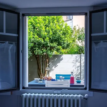 Furnished Townhouse Ideally Located With 4 Bedrooms Large Terrace & Garden