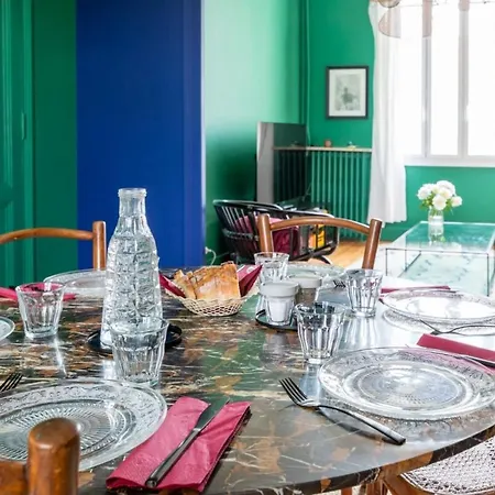 Hotel Furnished Townhouse Ideally Located With 4 Bedrooms Large Terrace & Garden Le Bouscat