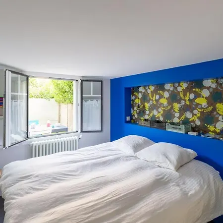 Furnished Townhouse Ideally Located With 4 Bedrooms Large Terrace & Garden Le Bouscat