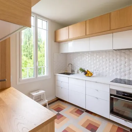 Furnished Townhouse Ideally Located With 4 Bedrooms Large Terrace & Garden 3* Le Bouscat